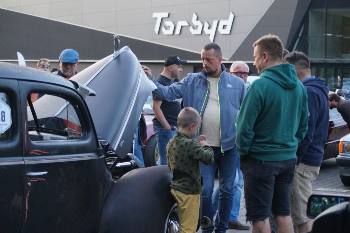 Bydgoskie Klasyki Nocą. Wyjątkowe auta zaparkowały pod Trobydem [ZDJĘCIA]