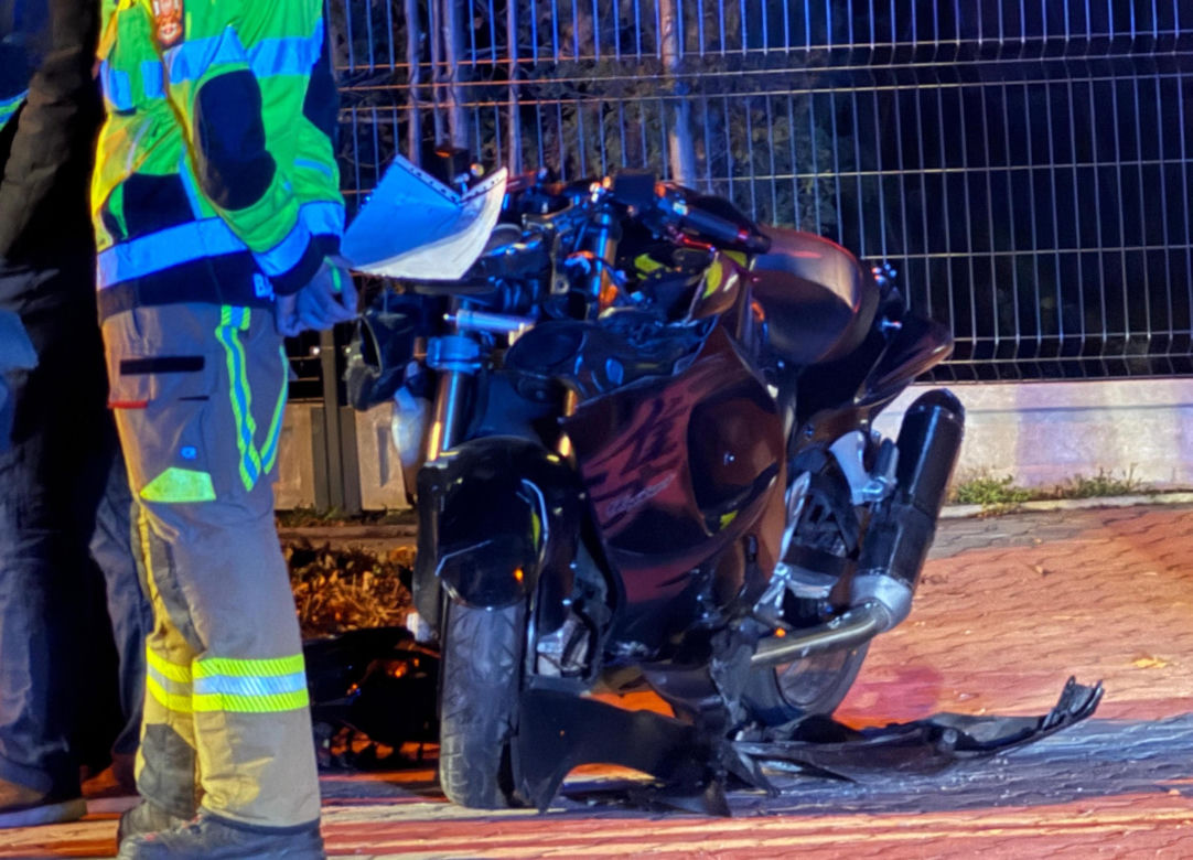 Motocyklista chciał wyprzedzić dwa auta. Uderzył w trzecie. Zginął.