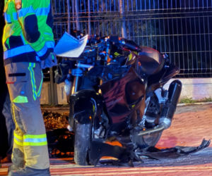 Motocyklista chciał wyprzedzić dwa auta. Uderzył w trzecie. Zginął.