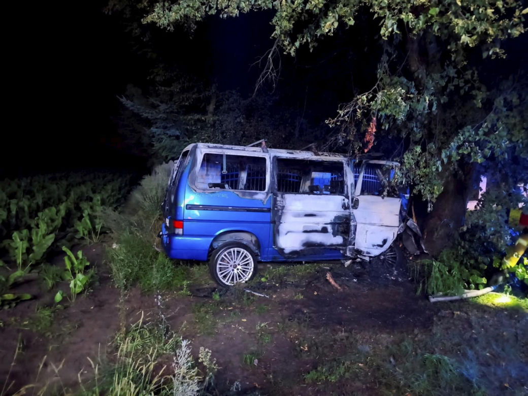 Śmiertelny wypadek pod Radomskiem. 42-latek nie żyje. Jego bus spłonął [ZDJĘCIA].