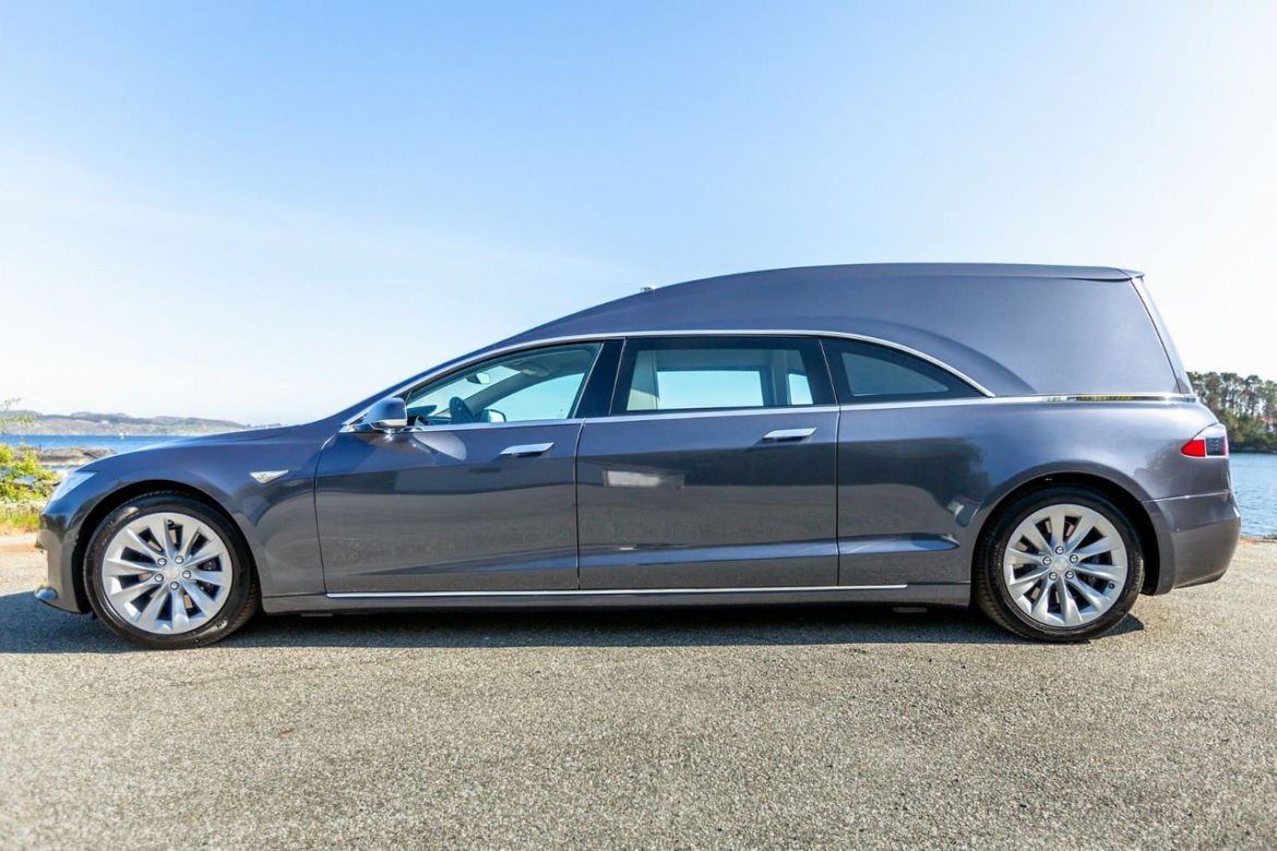 Tesla Model S Karawan