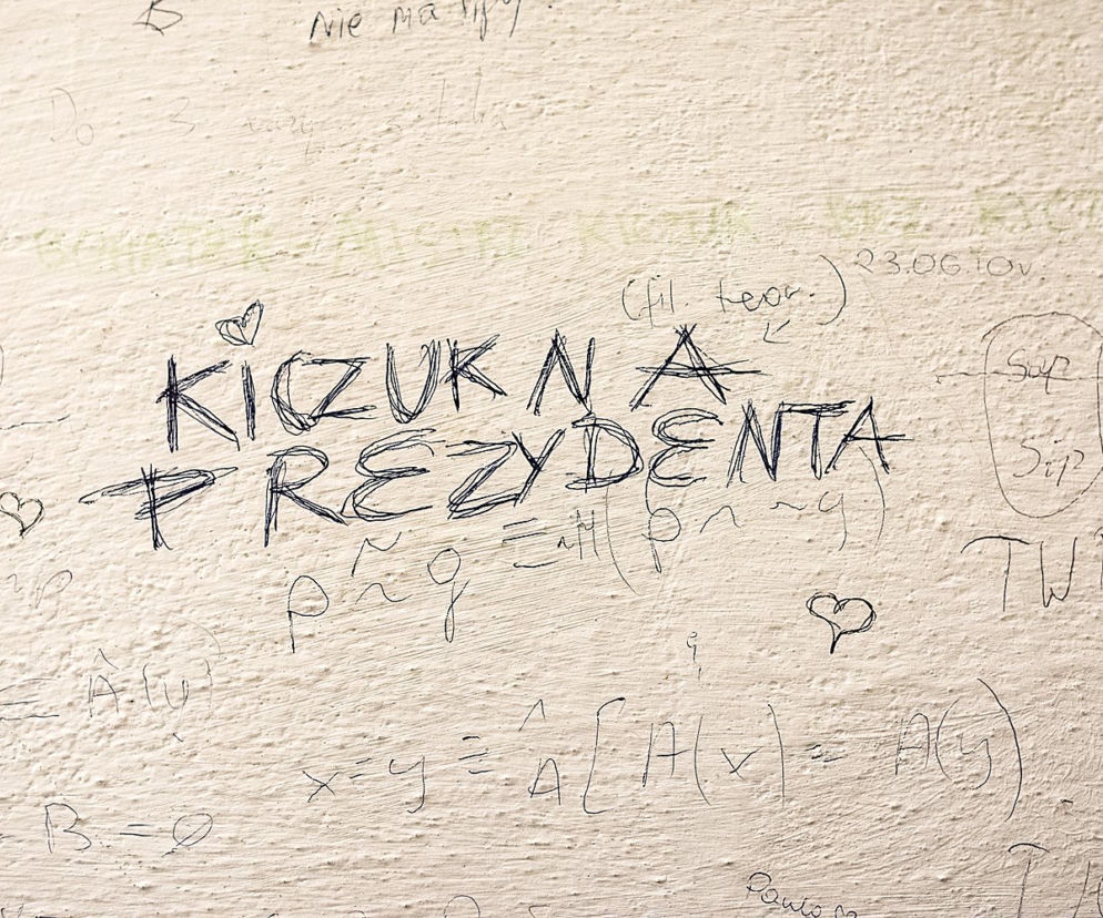 Takie napisy pokrywają całą ścianę w Collegium Jana Pawła II