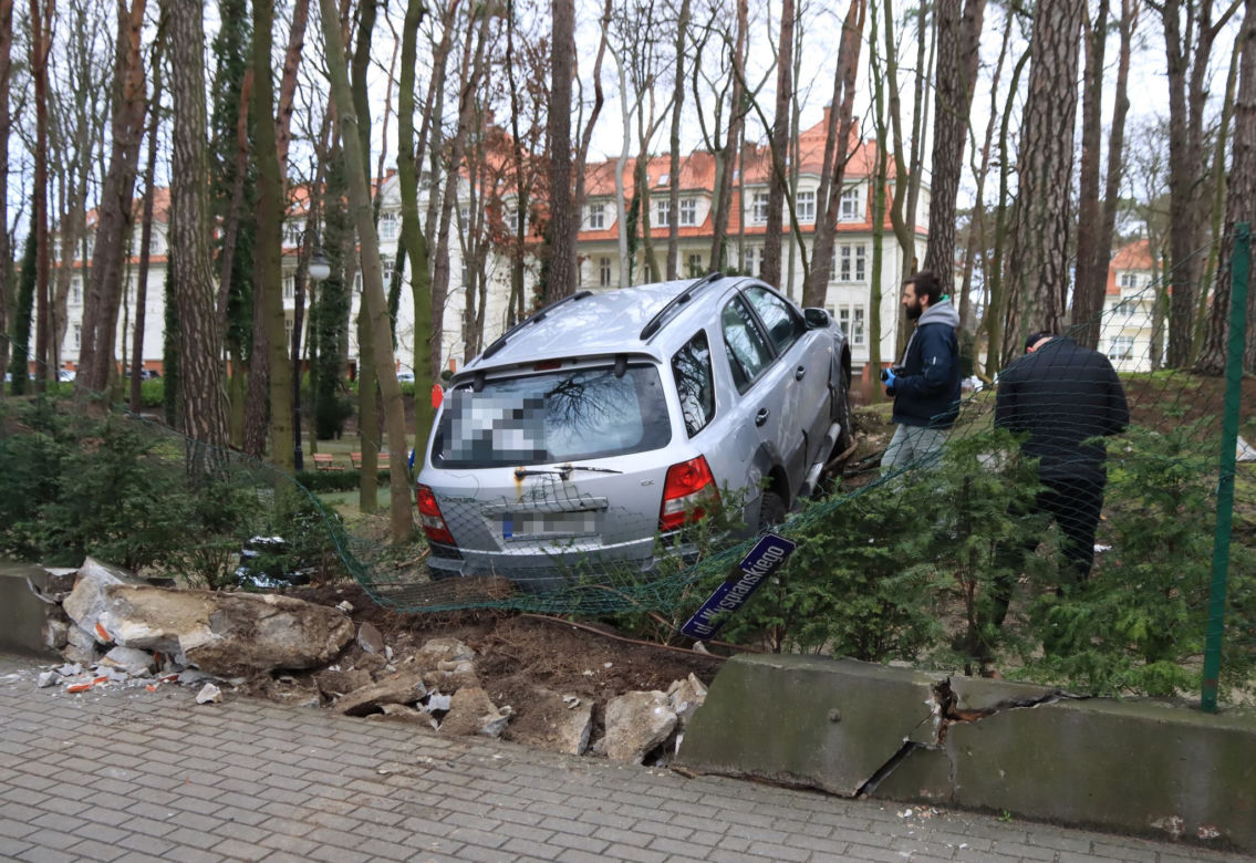 Staranował płot SUV-em i zniknął! Niecodzienne zdarzenie w Świnoujściu