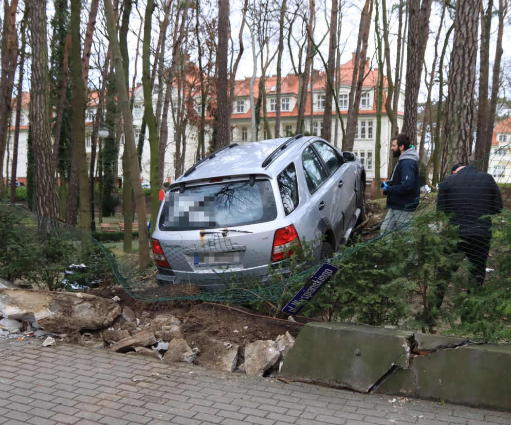 Staranował płot SUV-em i zniknął! Niecodzienne zdarzenie w Świnoujściu