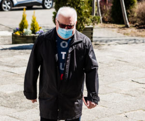 Lech Wałęsa zdjął maseczkę w kościele [ZOBACZ ZDJĘCIA]