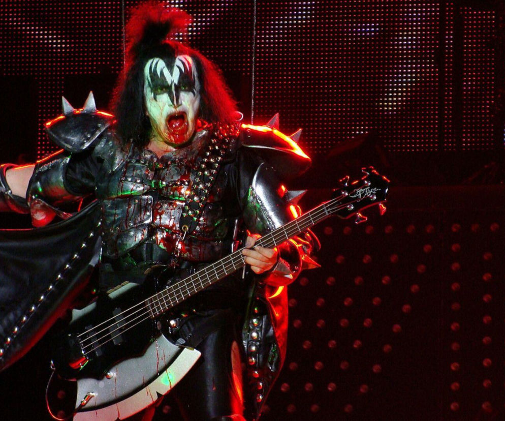 Gene Simmons z Kiss w pełnym makijażu i zbroi gra na basie. O relacjach w zespole przeczytasz na EskaRock.