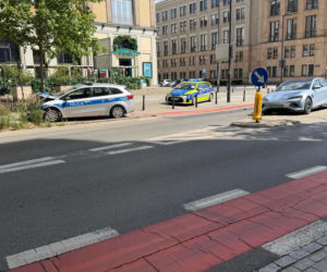 Radiowóz wjechał w elektryka. Niecodzienna kraksa w centrum Warszawy