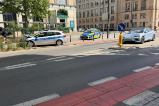 Radiowóz wjechał w elektryka. Niecodzienna kraksa w centrum Warszawy