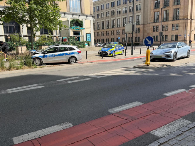 Radiowóz wjechał w elektryka. Niecodzienna kraksa w centrum Warszawy