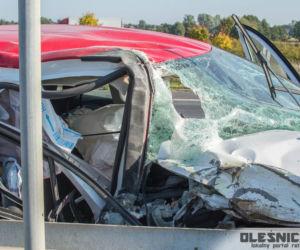 Citroen zderzył się czołowo z wywrotką. Groźny wypadek pod Oleśnicą