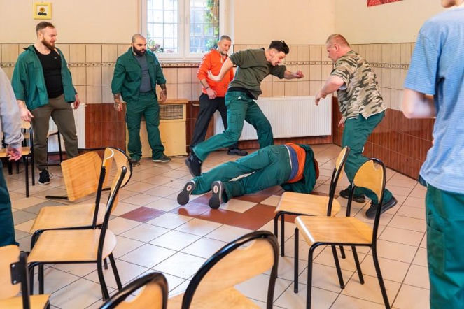 Pierwsza miłość, odcinek 4172. więźniowie w więzieniu Bartka (Rafał Kwietniewski)
