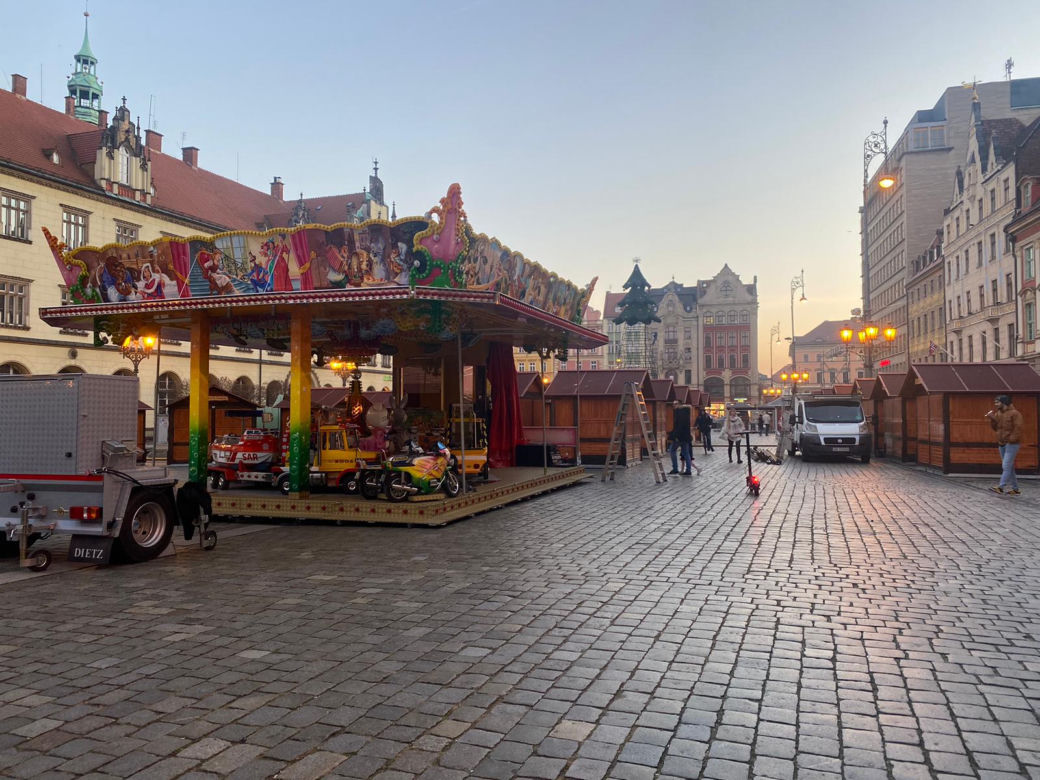 Choinka we Wrocławiu prawie gotowa. Zdania mieszkańców znowu podzielone [ZDJĘCIA]
