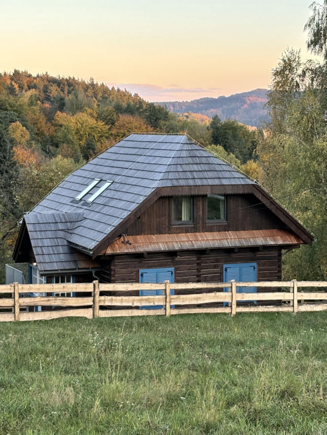 Remont drewnianej chaty w Tropiu (woj. małopolskie)