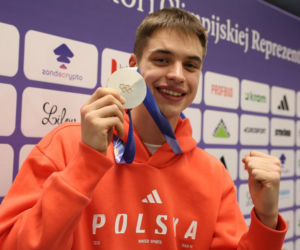 Władimir Semirunnij w czułych objęciach z dziewczyną po powrocie do Polski