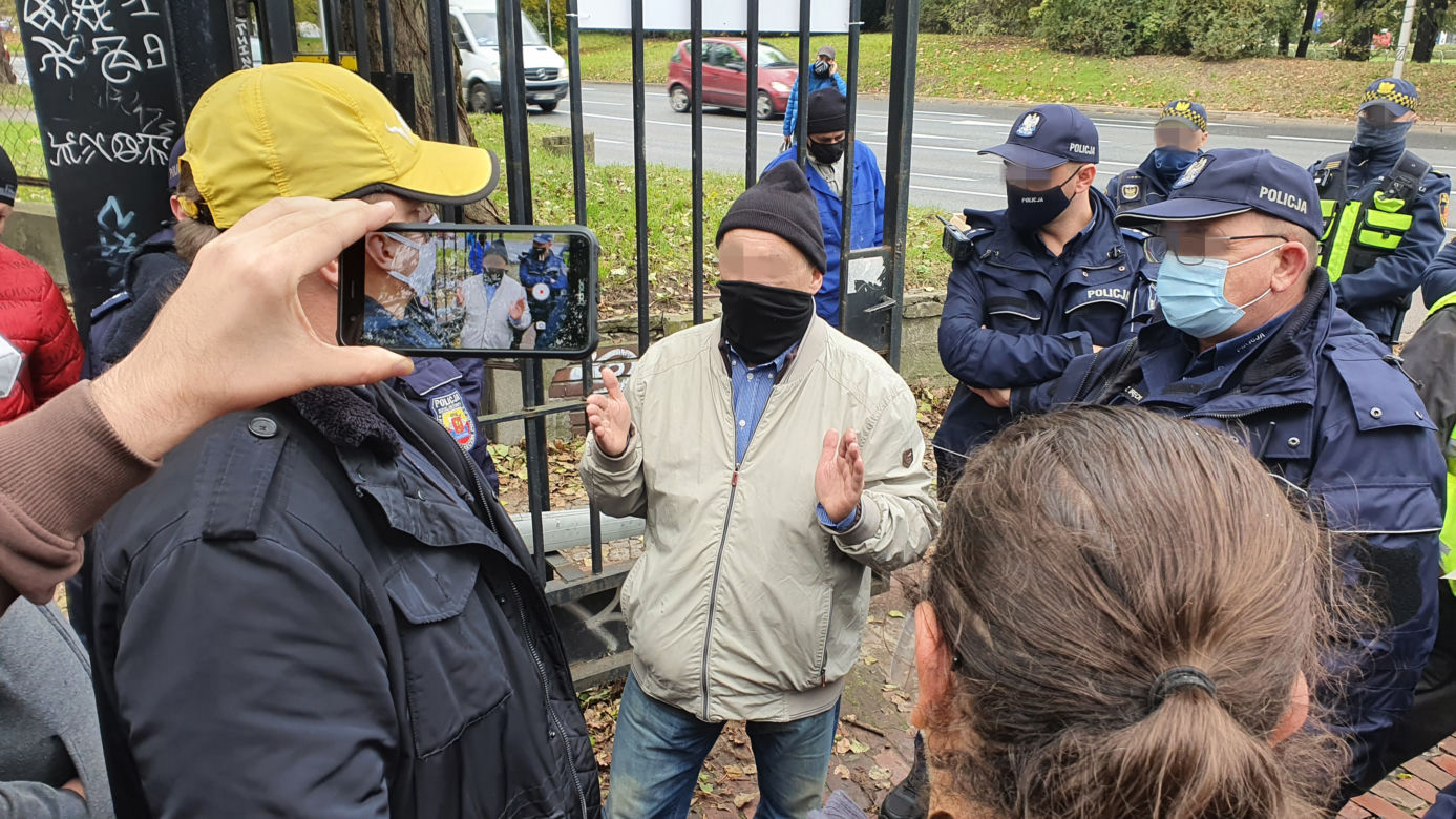 Policja przed stadionem Skry. Siłowe przejęcie