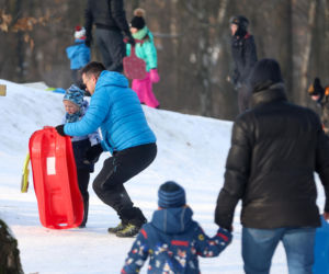 To najlepsza zimowa, darmowa atrakcja w Katowicach. Tłumy na torze saneczkowym