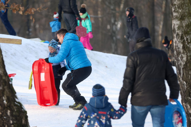 To najlepsza zimowa, darmowa atrakcja w Katowicach. Tłumy na torze saneczkowym