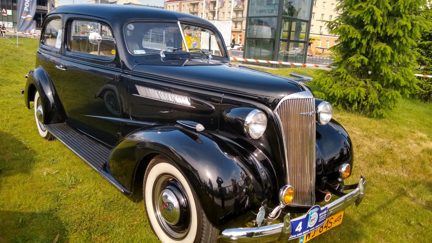 15. Białostocki Rajd Moto Retro. Wystawa samochodów przed Galerią Jurowiecką [ZDJĘCIA]