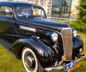 15. Białostocki Rajd Moto Retro. Wystawa samochodów przed Galerią Jurowiecką [ZDJĘCIA]