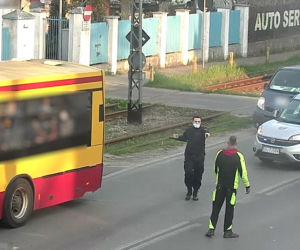 Pijany biegał po ulicy w centrum Łodzi i kopał przejeżdżające samochody. Interweniowali strażnicy miejscy