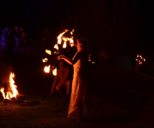 Pokaz fireshow w wykonaniu tancerzy i tancerek Teatru Ognia „Mantra” z Makowa Mazowieckiego