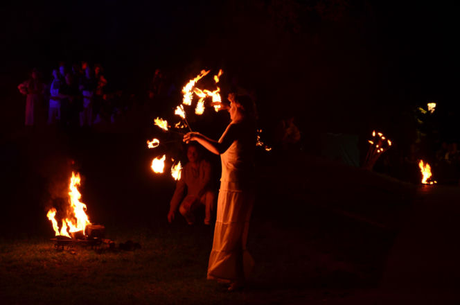 Pokaz fireshow w wykonaniu tancerzy i tancerek Teatru Ognia „Mantra” z Makowa Mazowieckiego