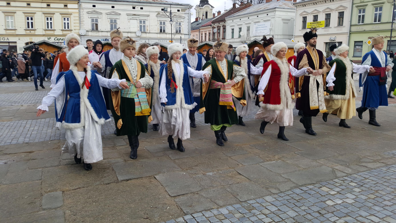 Maturzyści z Nowego Sącza zatańczyli poloneza na Ryku 