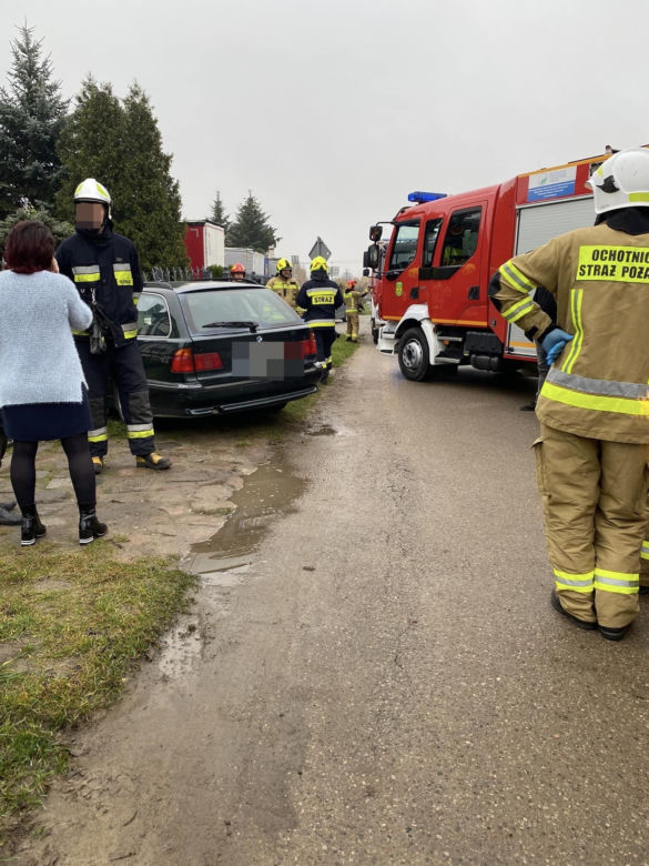 Chciała kupić samochód. Pijana w sztok rozbiła się na płocie w czasie próbnej jazdy