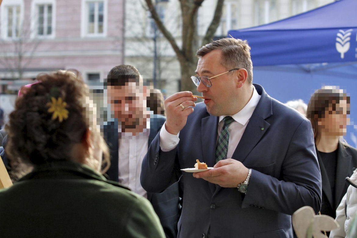 Minister rolnictwa Stefan Krajewski na jarmarku wielkanocnym