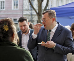 Minister rolnictwa Stefan Krajewski na jarmarku wielkanocnym