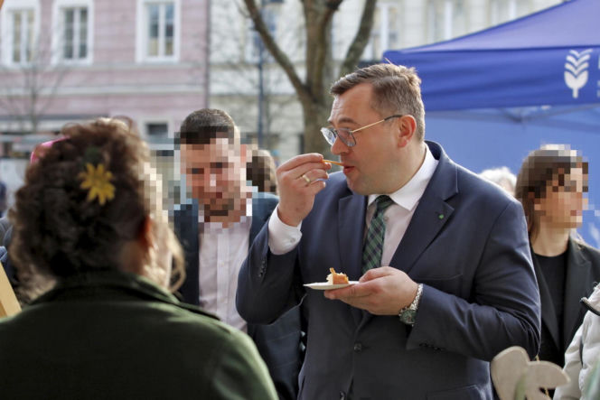 Minister rolnictwa Stefan Krajewski na jarmarku wielkanocnym