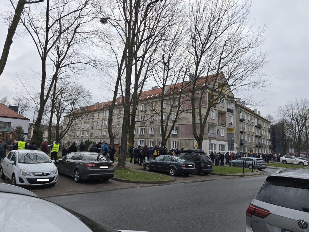 Kilkaset ludzi czeka przed wejściem do punktu obsługi grantobiorców w Tychach