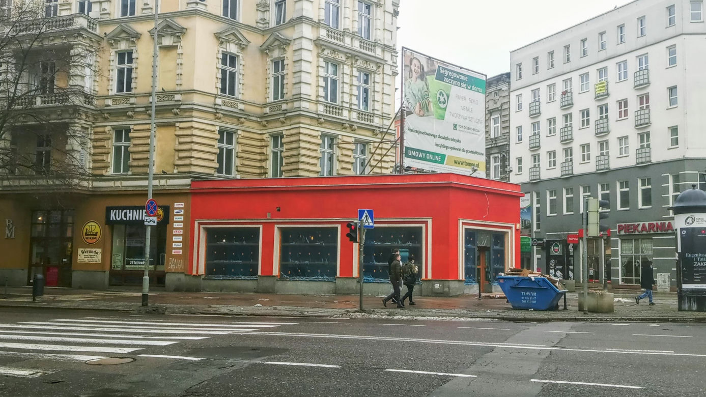 Przemalowana fasada pawilonu przy pl. Zgody