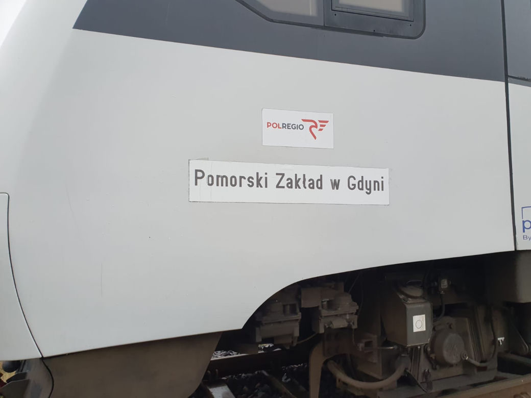 Moszczenica. Pociąg ROZBIŁ osobówkę! W środku pijany mężczyzna [ZDJĘCIA]