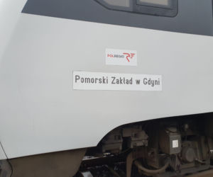 Moszczenica. Pociąg ROZBIŁ osobówkę! W środku pijany mężczyzna [ZDJĘCIA]