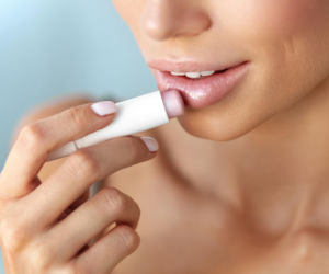 Wystarczy jedna szminka, by pomalować całą twarz. Ten trik odejmie ci lat i zaoszczędzi 15 minut każdego ranka