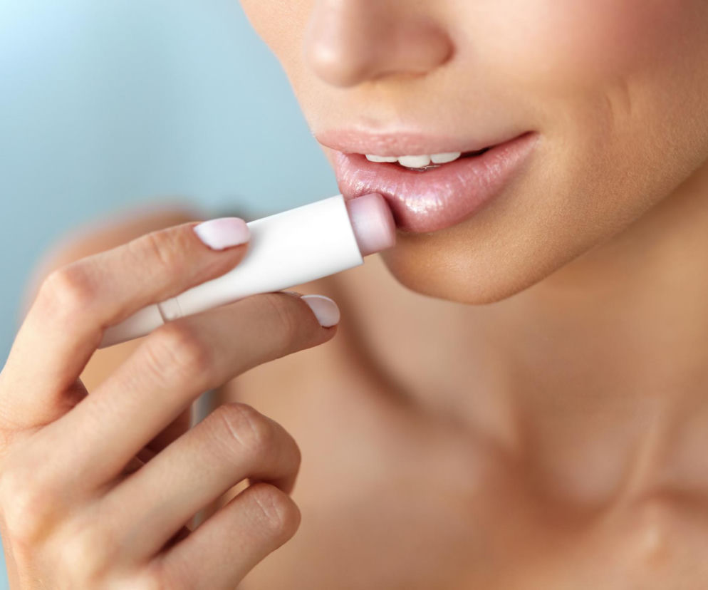 Wystarczy jedna szminka, by pomalować całą twarz. Ten trik odejmie ci lat i zaoszczędzi 15 minut każdego ranka