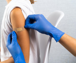 85% Polaków wierzy w skuteczność szczepień, ale tylko 22% zaszczepi się na grypę. Nowe badanie pokazuje, gdzie tkwi problem