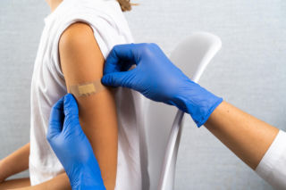 85% Polaków wierzy w skuteczność szczepień, ale tylko 22% zaszczepi się na grypę. Nowe badanie pokazuje, gdzie tkwi problem