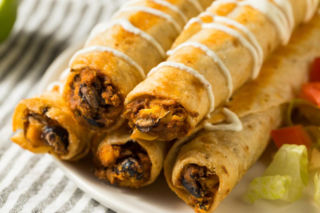 Pieczone taquitos po kubańsku. Przepis, który pokochasz od pierwszego kęsa
