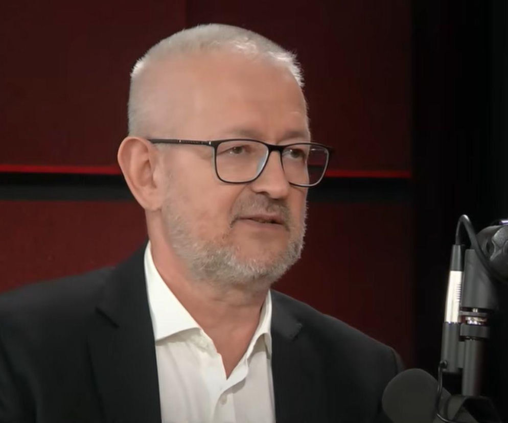 Publicysta Rafał Ziemkiewicz w studio podcastowym. O spekulacjach wokół rządu Donalda Tuska przeczytasz na Mediateka.