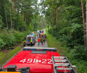 Groźny wypadek na leśnym odcinku drogi. Karetka rozbiła się między Stykowem a Kałkowem