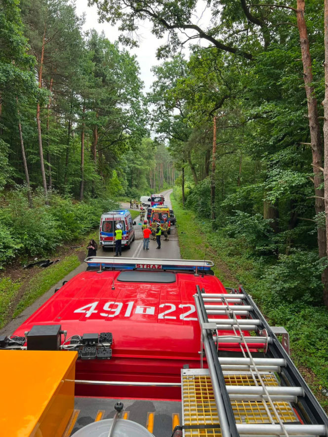 Groźny wypadek na leśnym odcinku drogi. Karetka rozbiła się między Stykowem a Kałkowem