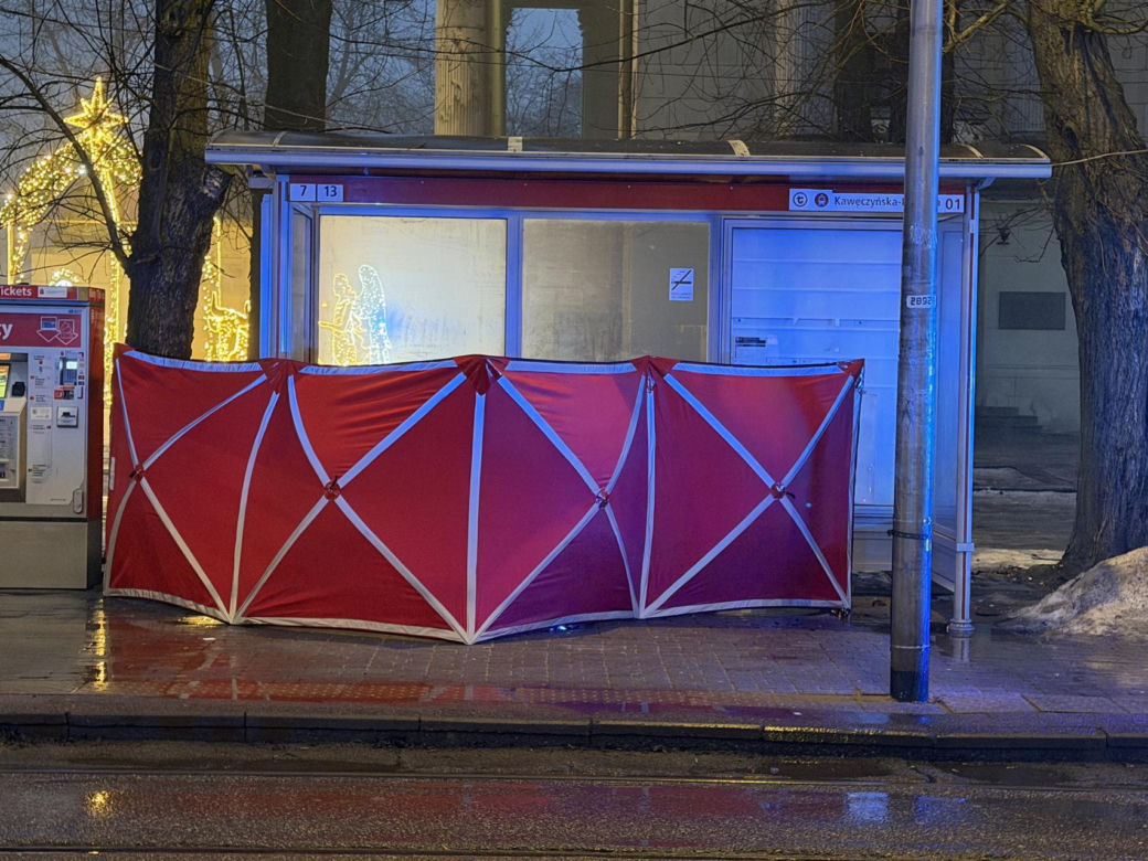 Na pomoc było za późno. Tajemnicza śmierć na przystanku w Warszawie