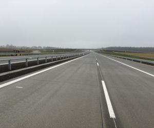 Na autostradzie A2 na wschód od Warszawy prace idą pełną parą, zarówno w dzień, jak i po zmroku