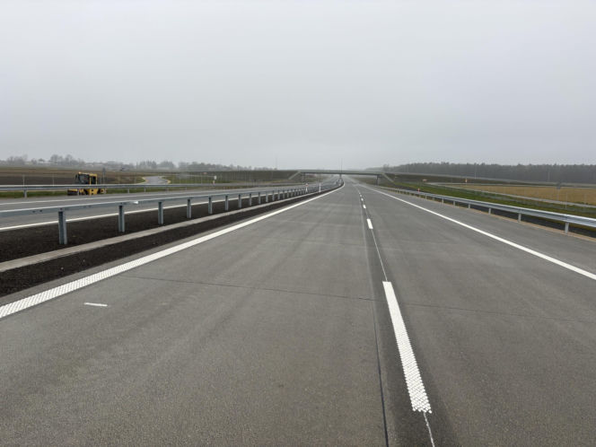 Na autostradzie A2 na wschód od Warszawy prace idą pełną parą, zarówno w dzień, jak i po zmroku