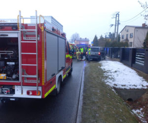 21-latek pędził luksusowym Infiniti na złamanie karku. Dachował i może mówić o dużym szczęściu