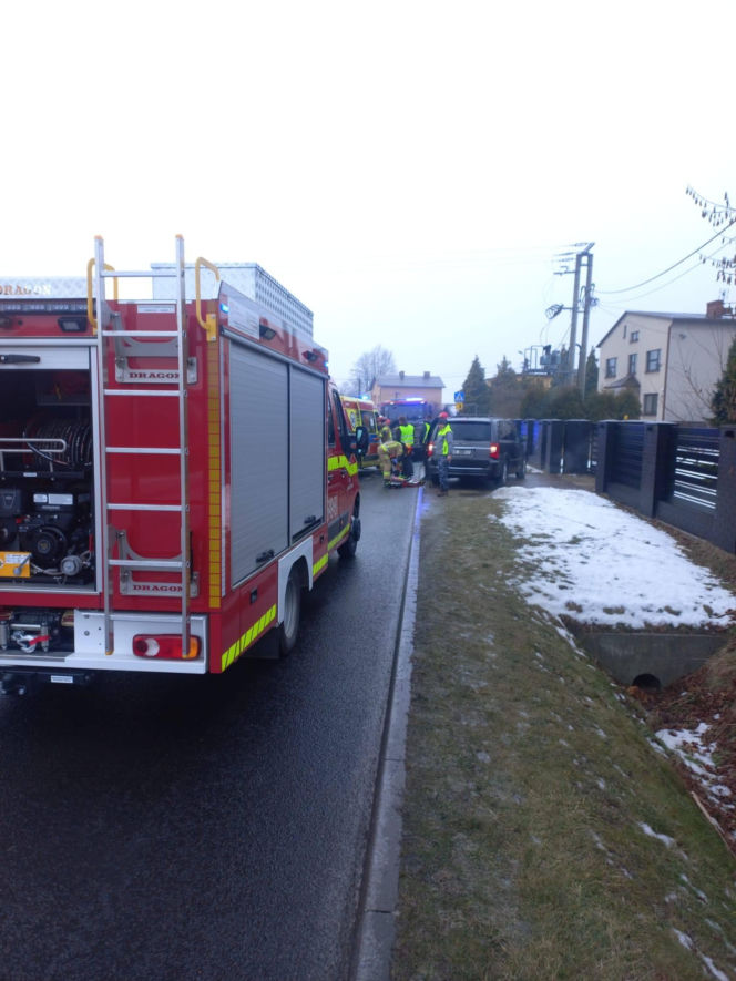 21-latek pędził luksusowym Infiniti na złamanie karku. Dachował i może mówić o dużym szczęściu