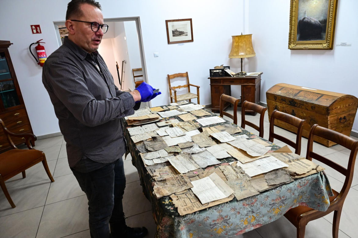 Dokumenty przeleżały na strychu prawie 100 lat