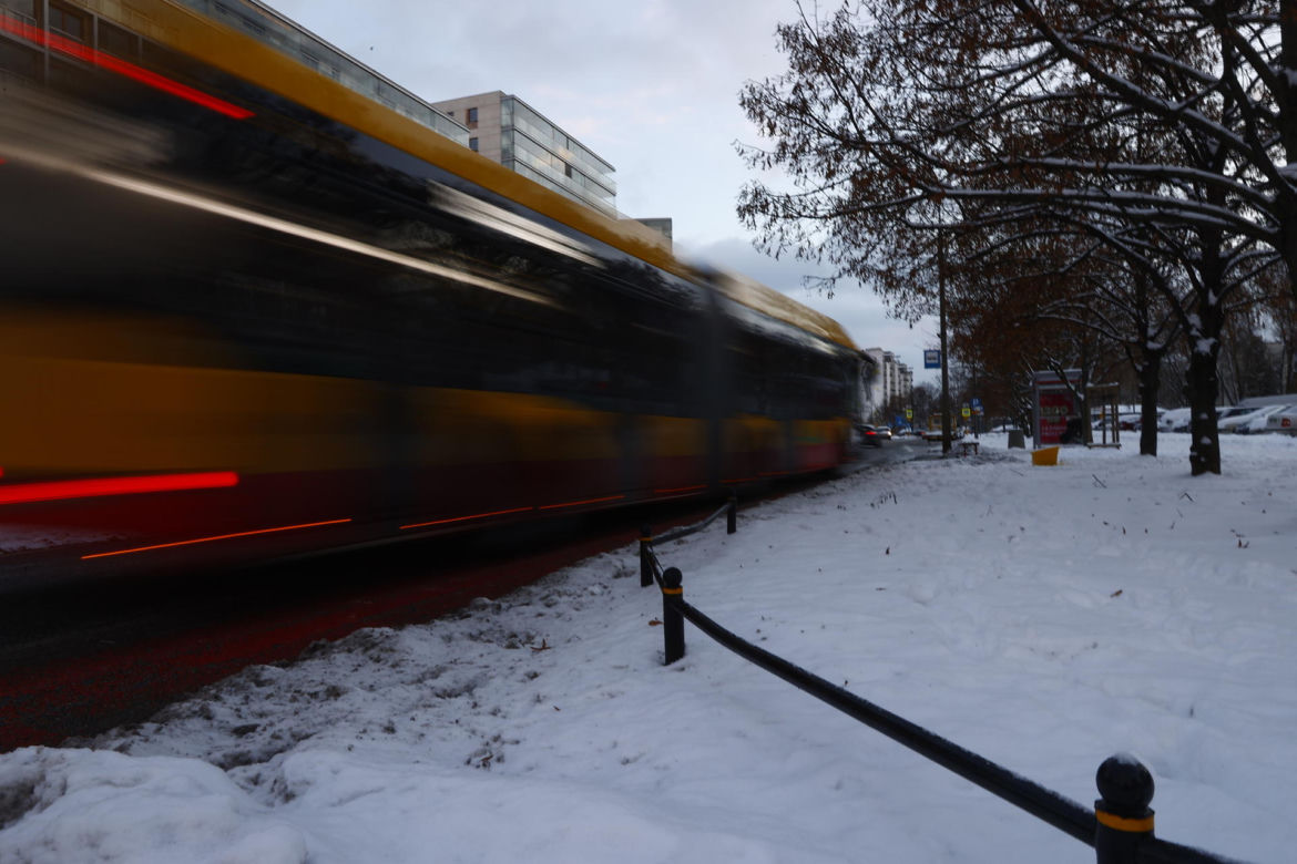 Autobus miejski gnał z pasażerami przy otwartych drzwiach. Przerażające sceny na Ursynowie